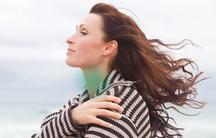 Jena-s-oblekcheno-bolno-garlo-s-Orofar-tabletki