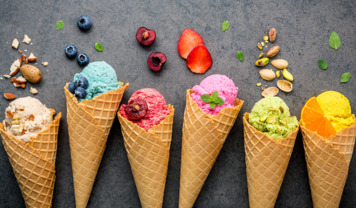 Six gaufres différentes fourrées de diverses sortes de glaces, glace aux amandes, glace aux myrtilles, glace aux cerises, glace aux fraises, glace à la pistache et glace au citron.