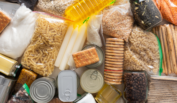 Vue d'oiseau : pâtes, boîtes de conserve, biscuits, farine, riz, lentilles, haricots, crackers, huile, café.