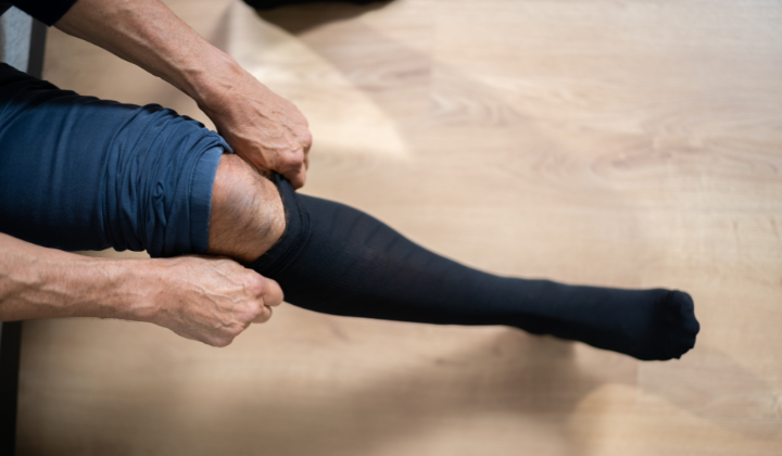 Homme portant des bas de contention