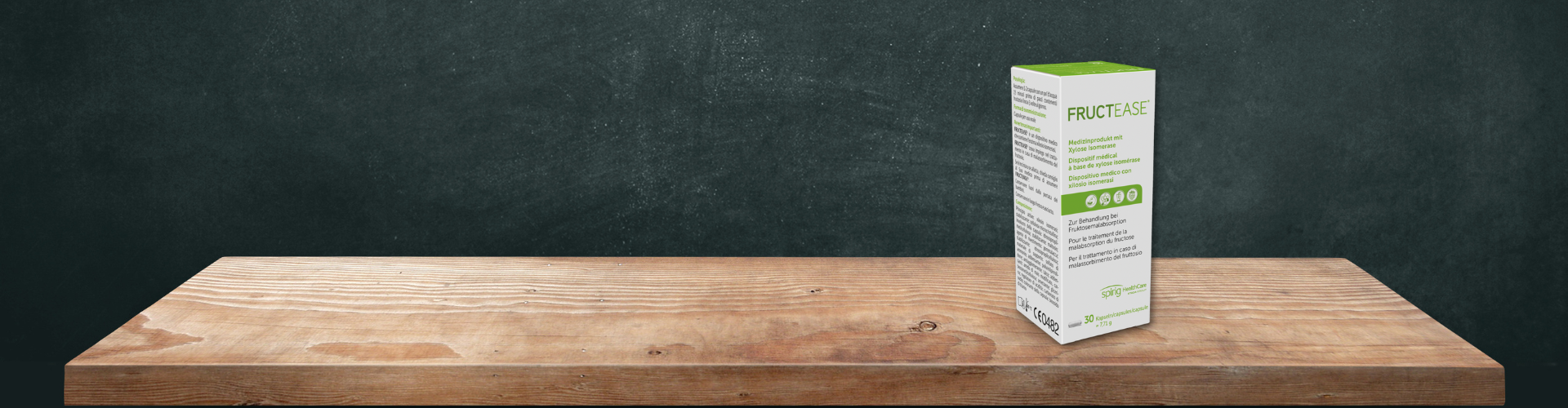 Auf einem Holzregal liegt eine Fructease-Packung