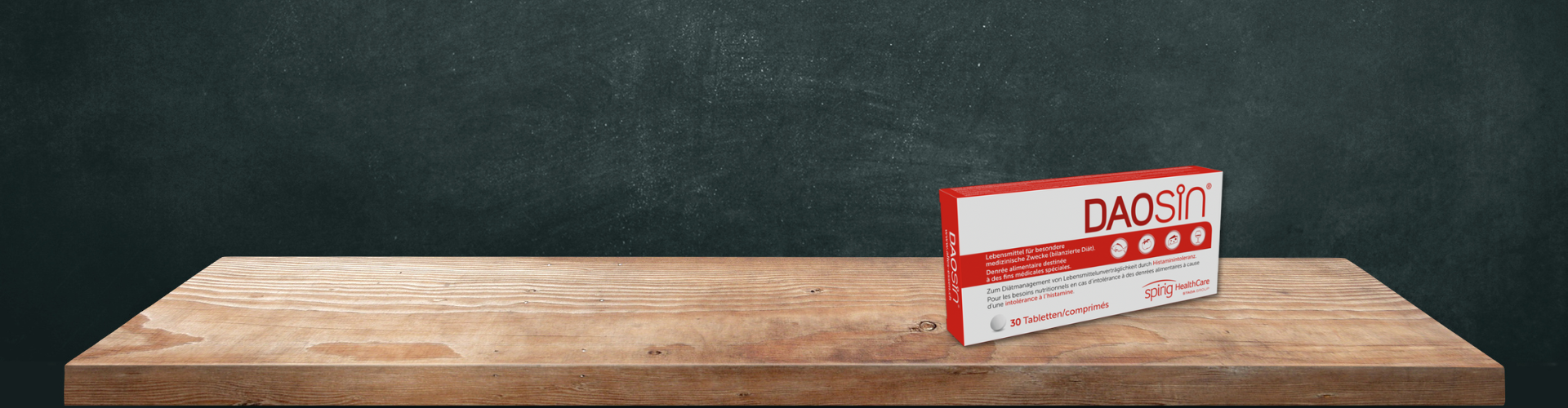 Auf einem Holzregal liegt eine Daosin-Packung