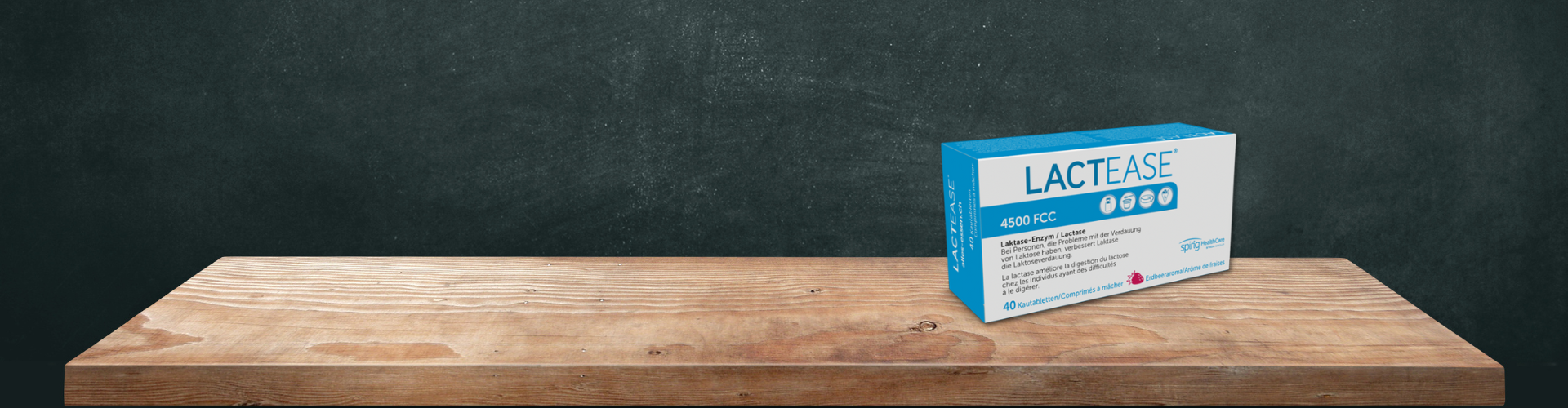 Auf einem Holzregal liegt eine Lactease-Packung