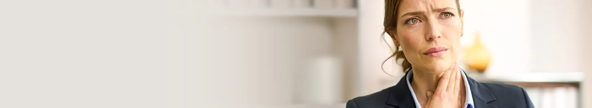 Seriozna-prijatna-biznes-oblechena-30godishna-jena-pritiska-bolno-garlo	